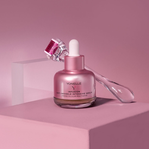 INFUSÍON Behandlung mit dem Infusions-Mezoroller + Serum für die mikronadelgestützte Anwendung.